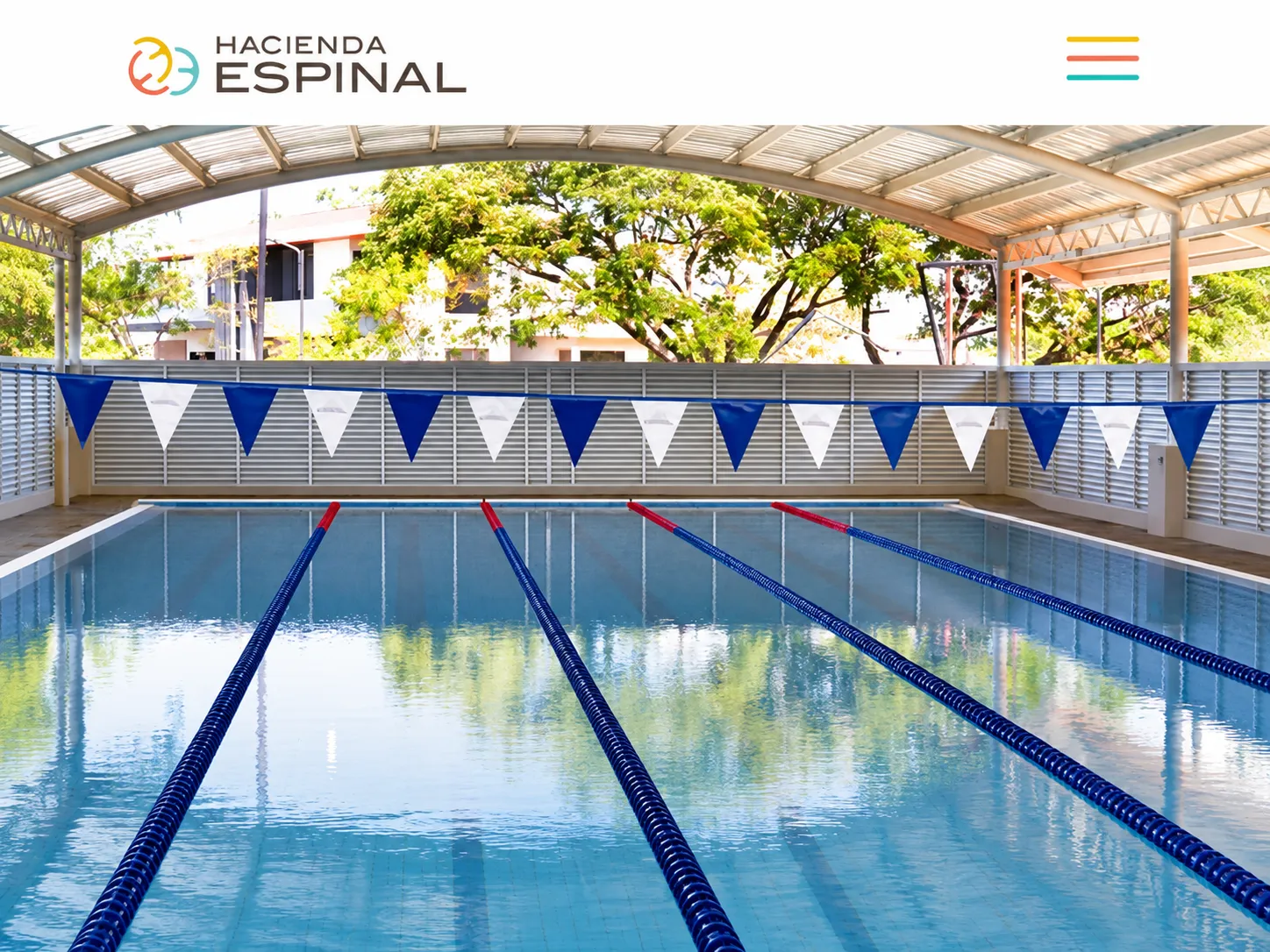 Piscina semiolímpica techada con carriles señalizados, en las etapas 4 y 5 de Hacienda Espinal
