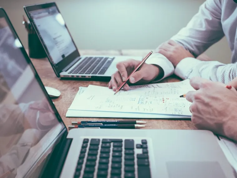 Revisión de documentos y registros del sistema de gestión sobre una mesa de trabajo