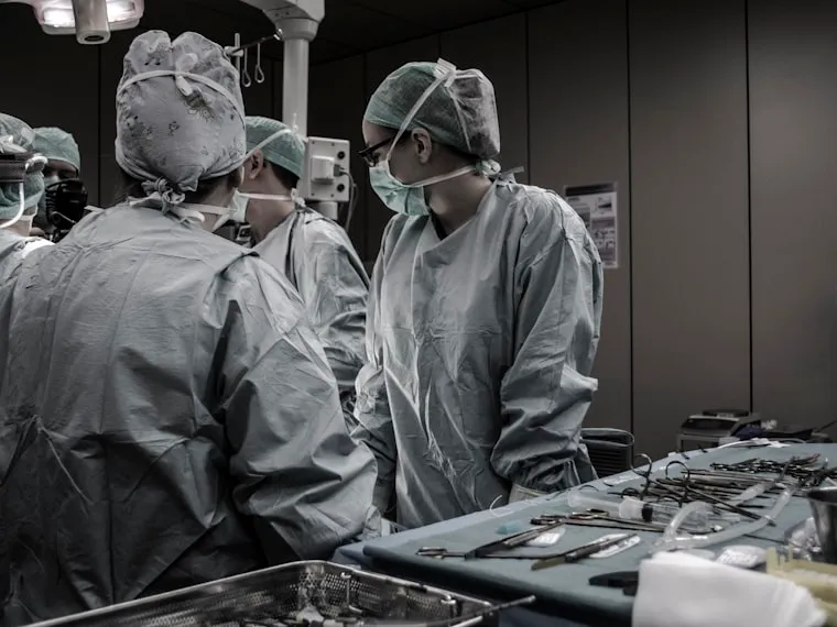Equipo de profesionales de la salud trabajando con equipo de protección
