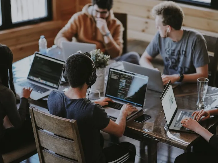 Equipo de trabajo colaborando en una oficina abierta